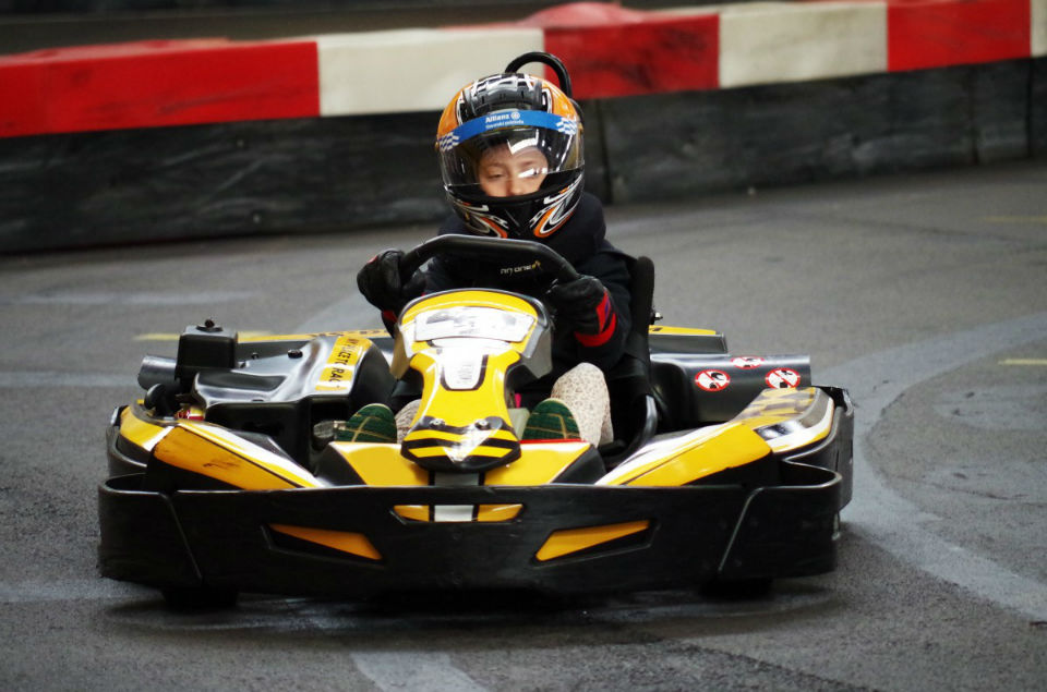 Enfants Conduisant Une Auto Tamponneuse Dans Le Parc D'attractions Jeunes  Conducteurs S'amusant Sur Une Aire De Jeux Pour Enfants Sur Une Course De  Kart